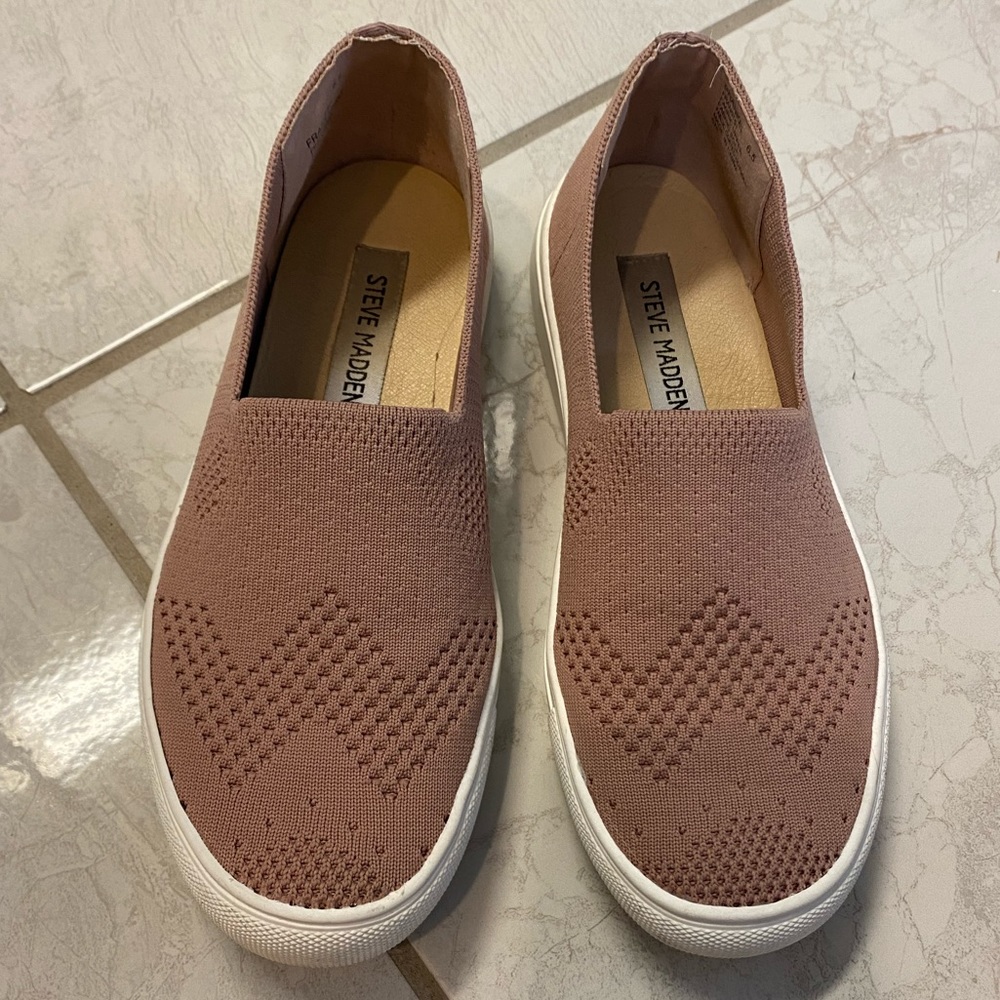 Steve Madden slide on sneakers. Stretchy fabric. Size 6.5. Great condition!